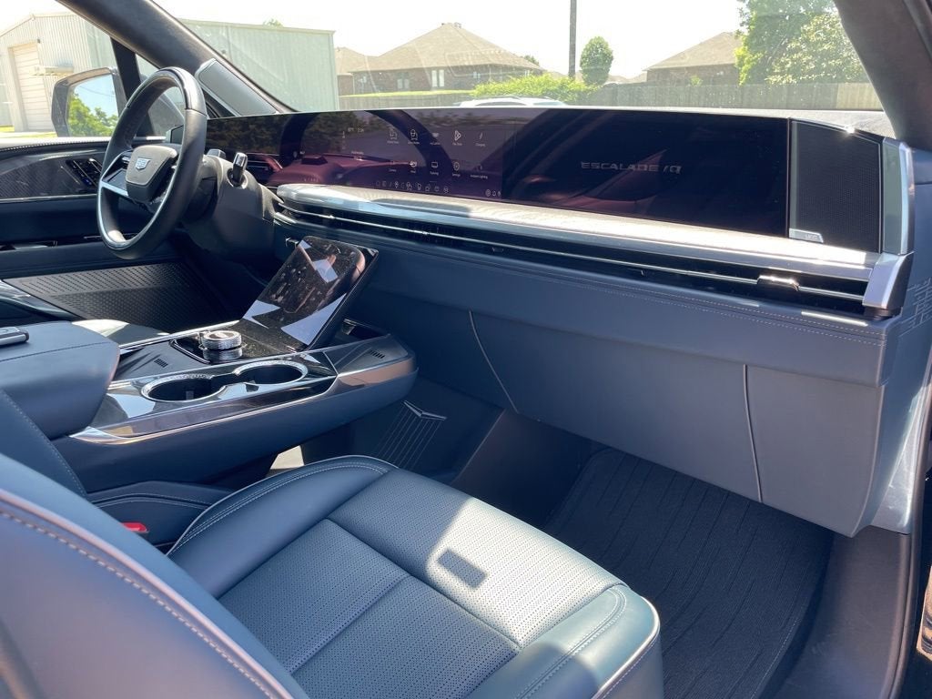 2025 Cadillac ESCALADE IQ Luxury 2