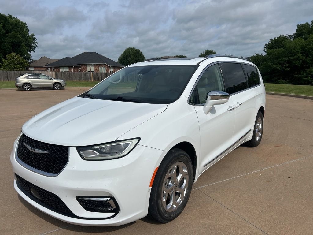 2021 Chrysler Pacifica Limited's photo