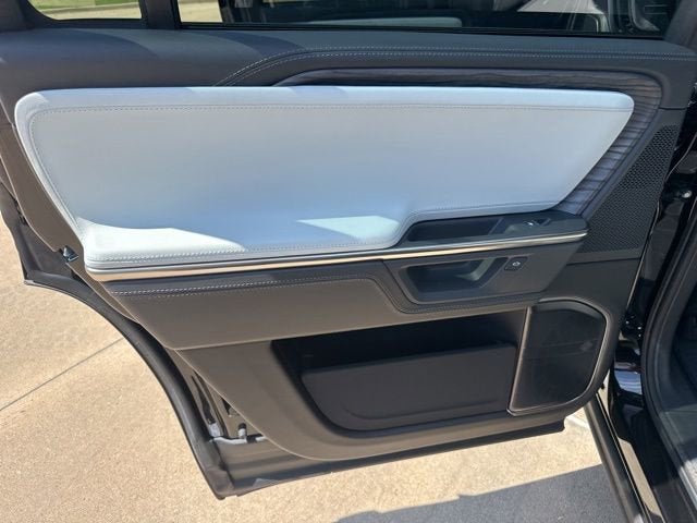 2025 RIVIAN R1S Adventure